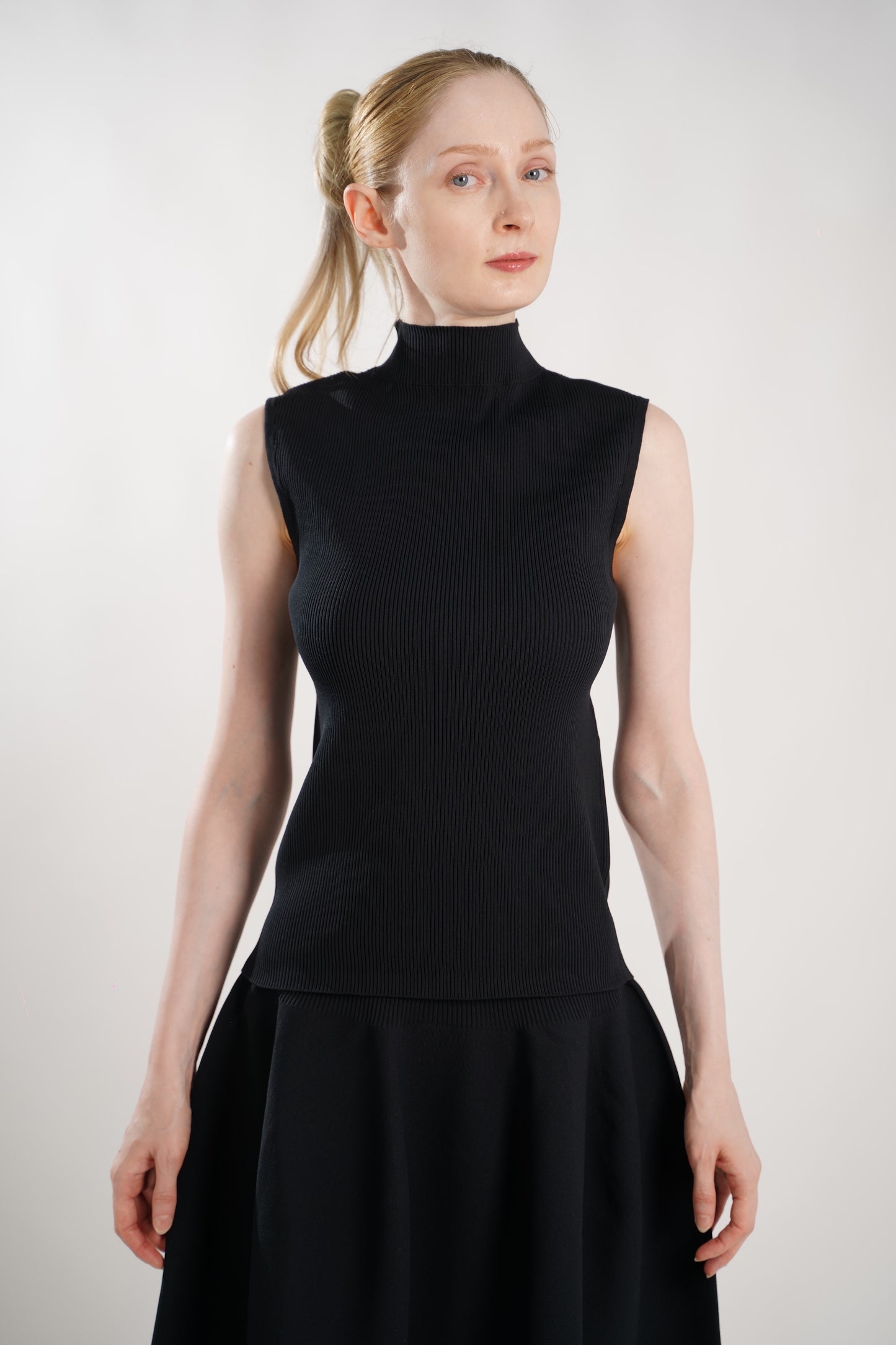 BASIC SLEEVELESS TOP