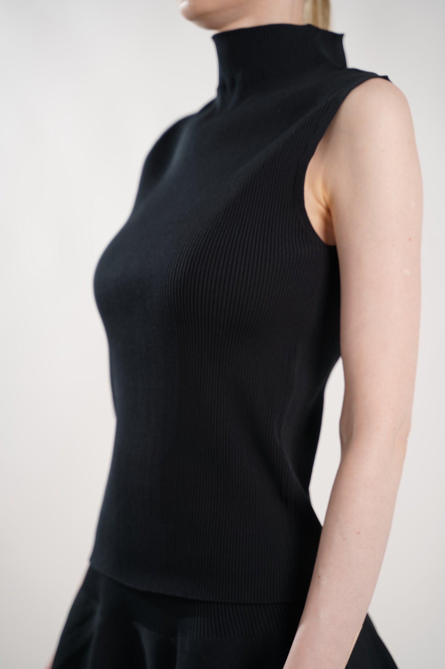 BASIC SLEEVELESS TOP