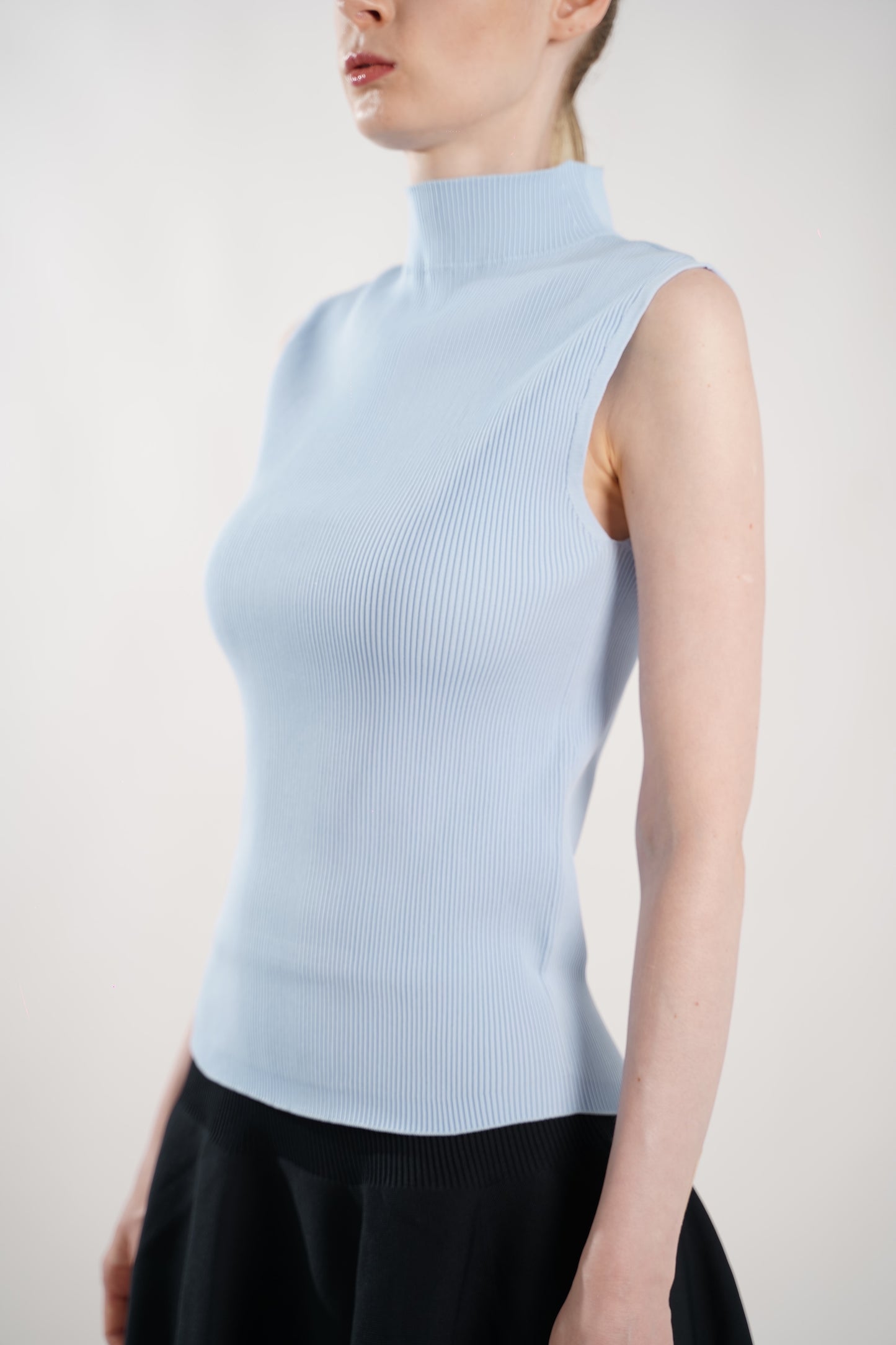 BASIC SLEEVELESS TOP