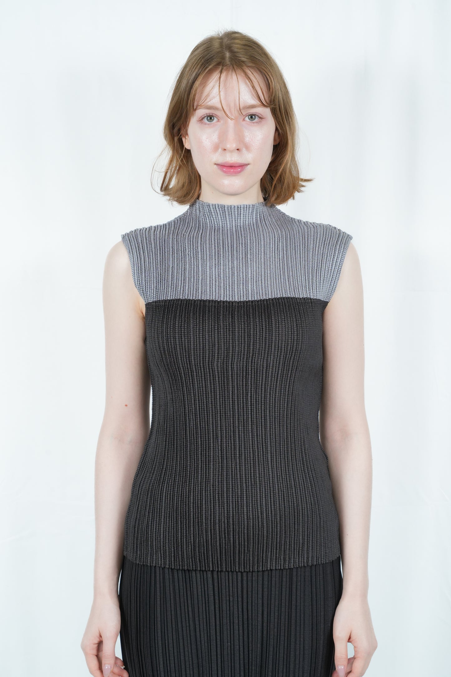 BICOLOR SLEEVELESS TOP