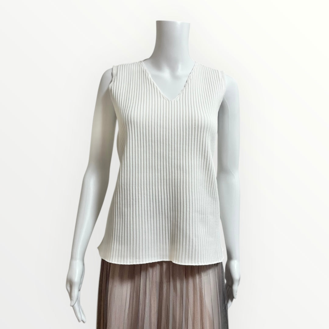 V SLEEVELESS TOP